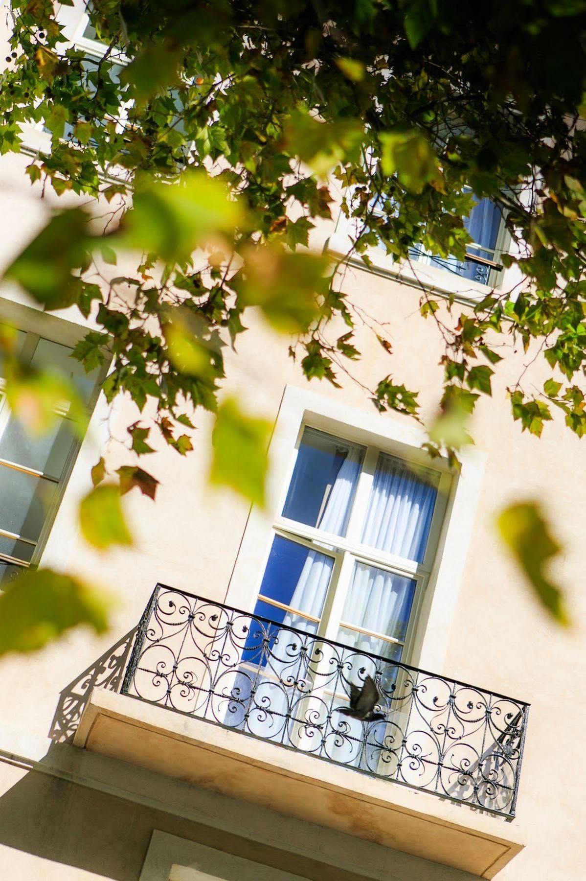 Western Bourse Vieux Port By Happyculture